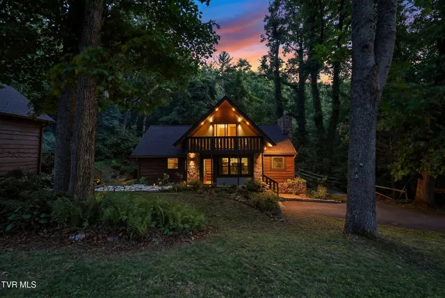 222 Mount Crest Dr, Johnson City, TN 37601
