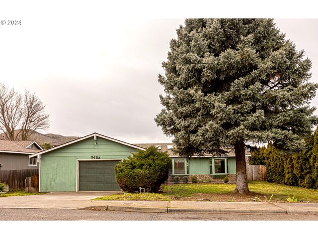 3454 Royal Crest Dr, The Dalles, OR 97058