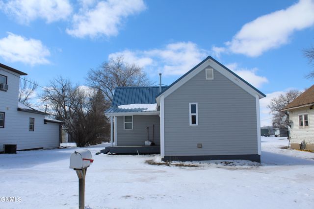 208 2nd Ave NW, Ashley, ND 58413