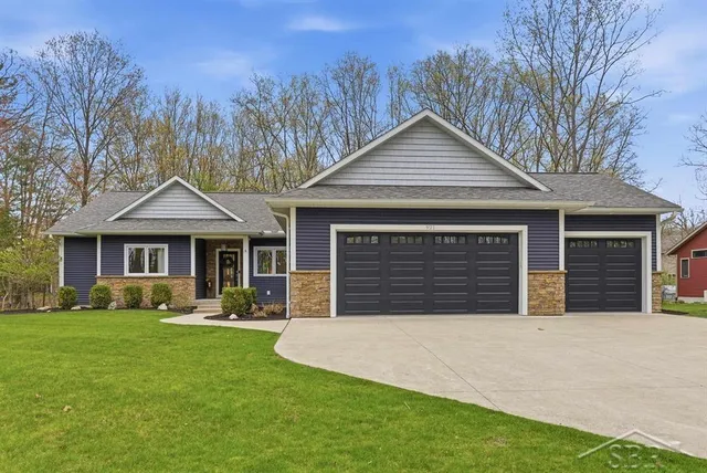 921 S  Crooked Tree Ln, Midland, MI 48640