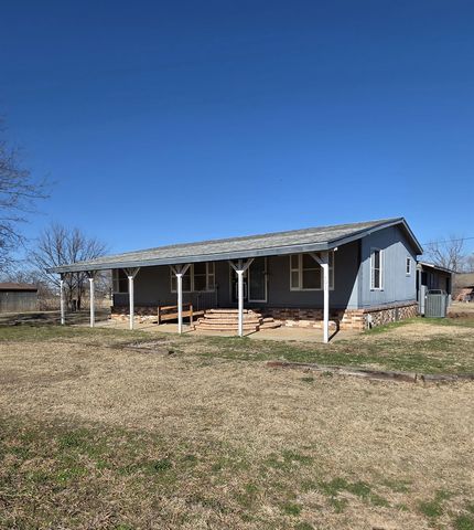 401 W  Virginia St, Walters, OK 73572