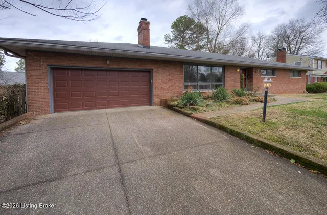 319 Castleview Dr, Saint Matthews, KY 40207