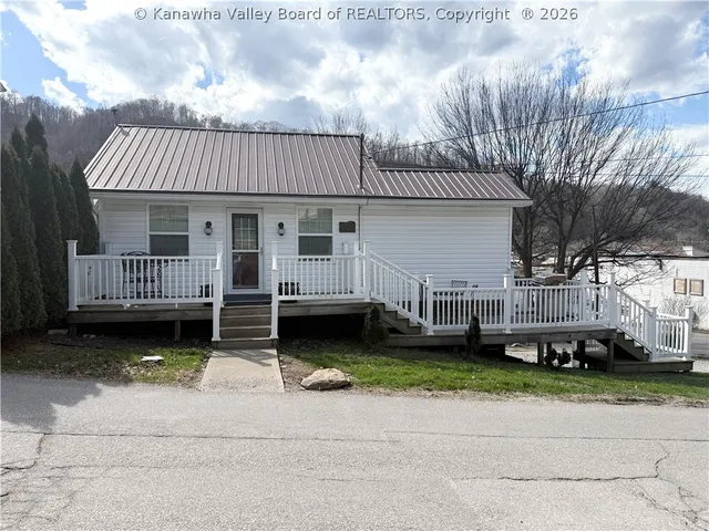 690 Hopkins Ave, Danville, WV 25053
