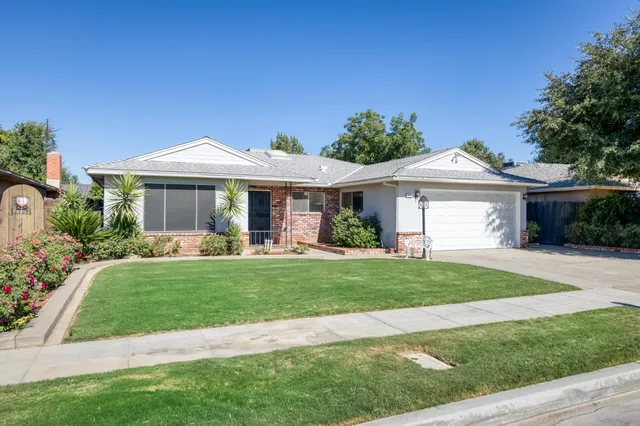 6544 N  Barton Ave, Fresno, CA 93710