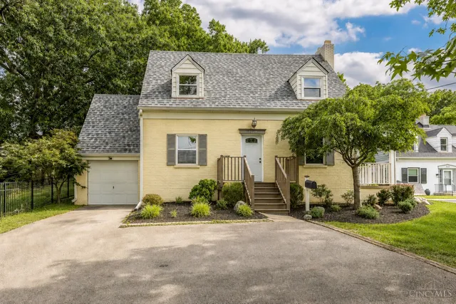 7527 Montgomery Rd, Cincinnati, OH 45236