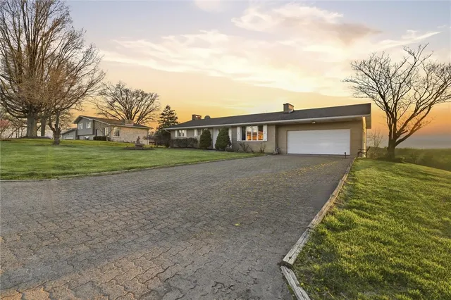 20 Royal Oaks Dr, Charleroi, PA 15022