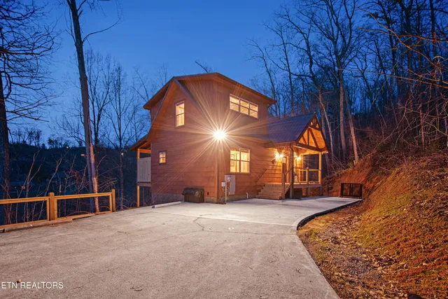 1150 Kings Ridge Rd E, Gatlinburg, TN 37738
