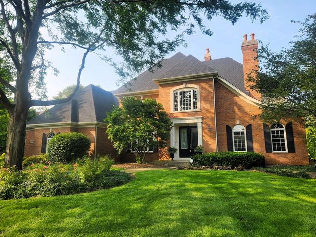 38W090 Heritage Oaks Dr, St Charles, IL 60175