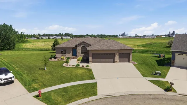 501 Willow Bend Cir, Casselton, ND 58012