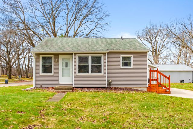 522 Lake Blvd, Paw Paw, MI 49079