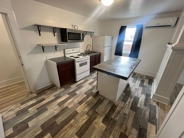 735 10th St #202, Boone, IA 50036
