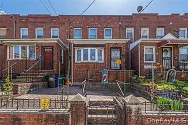 2115 38th St, Astoria, NY 11105