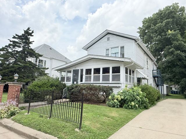 310 E  Locust St, Bloomington, IL 61701