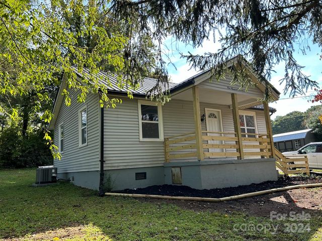 117 Crest Rd, East Flat Rock, NC 28726