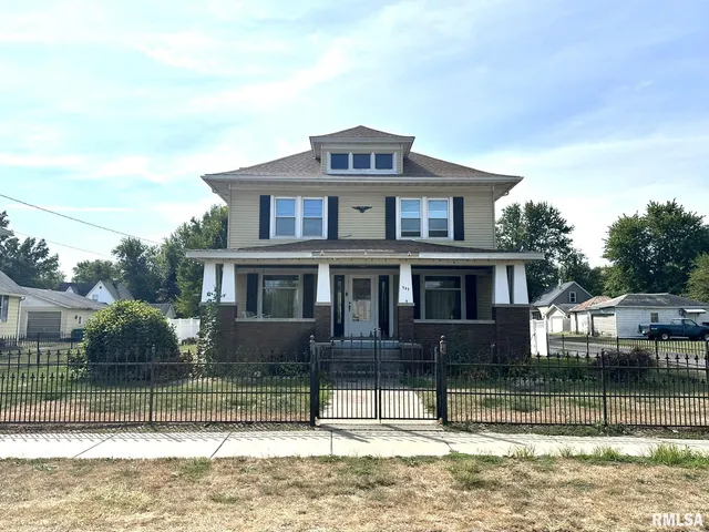 502 E  Broadway St, Astoria, IL 61501