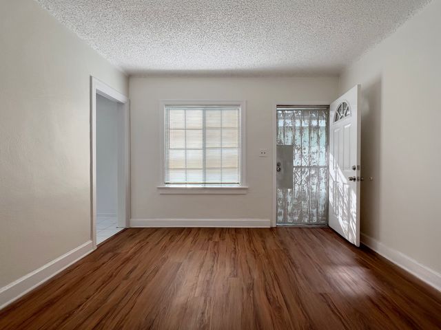 1164 N  Loma Vista Dr, Long Beach, CA 90813