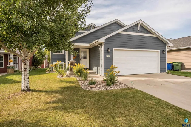 717 Sun Valley St, Brookings, SD 57006