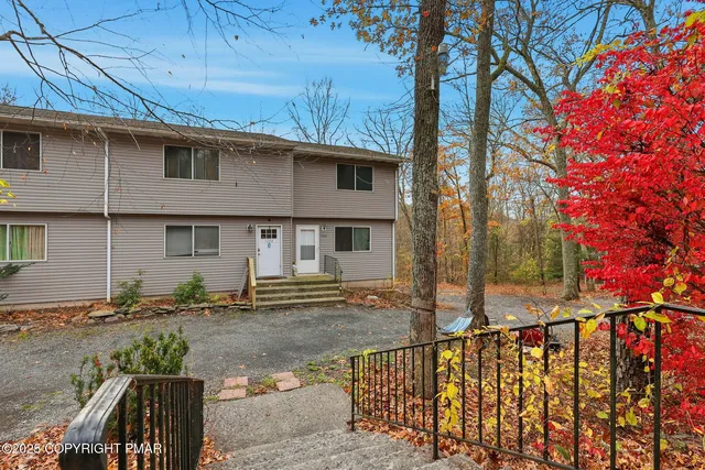 1247 Chateau Dr, East Stroudsburg, PA 18302