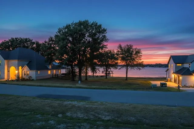 32 Shoreline Dr, Kemp, TX 75143