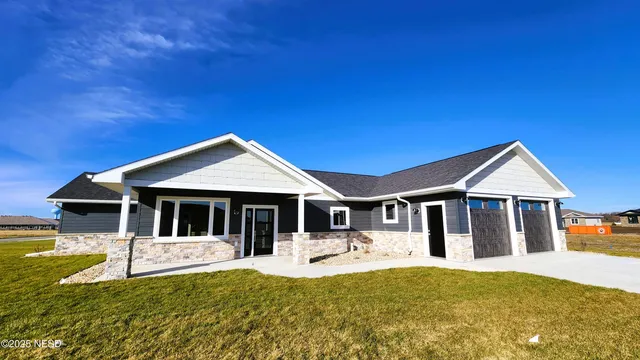 2258 Overlook Ridge Ct, Watertown, SD 57201
