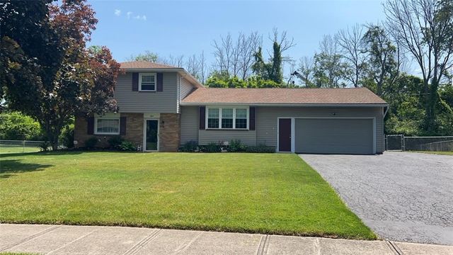 8 Pickdale Dr, Rochester, NY 14626