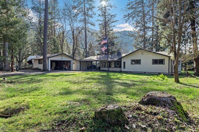 190 Whispering Pines Ln, Grants Pass, OR 97527