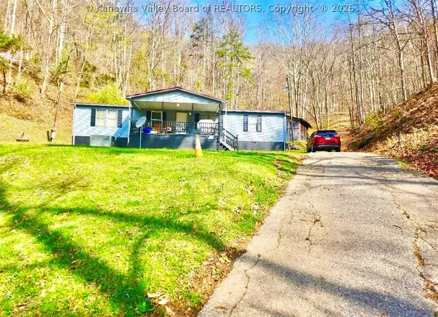 191 Everett Hager Rd, Chapmanville, WV 25508