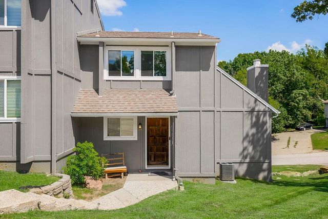 1028 NW 70th Ct, Kansas City, MO 64118