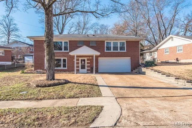 8408 Hawkesbury Dr, Saint Louis, MO 63121