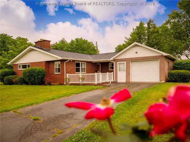 417 Sunnybrook Dr, Hurricane, WV 25526