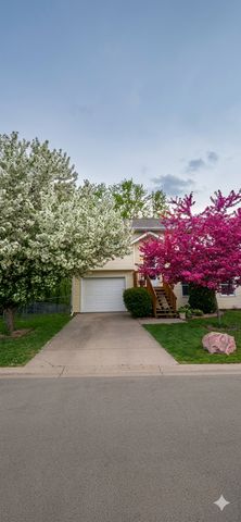 207 Parkview Ct, North Liberty, IA 52317
