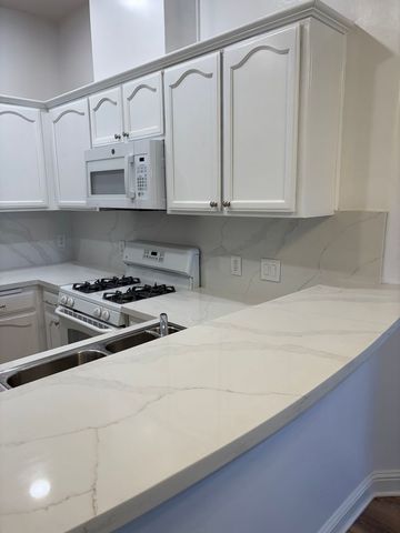 909 Jasmine Parke Dr #1, Bakersfield, CA 93312
