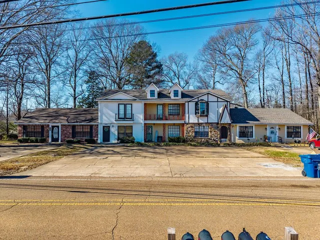 911 Boothe St, Batesville, MS 38606