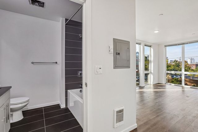 1420 E  Howell St, Seattle, WA 98122