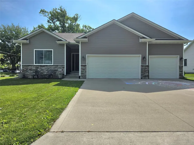 1120 N  17th St, Chariton, IA 50049