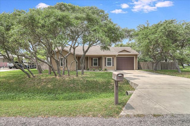 621 Hickory Ave, Rockport, TX 78382