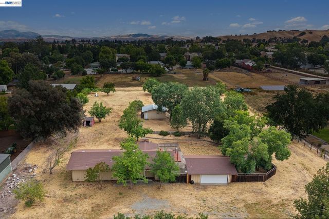 744 Mockingbird Ln, Pleasanton, CA 94566