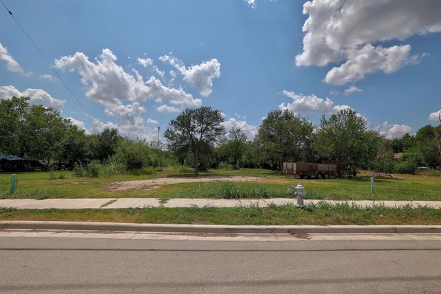 107 N  Robinson St, Taylor, TX 76574