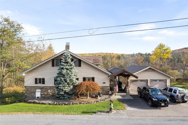1421 Quaker Lake Rd, Brackney, PA 18812