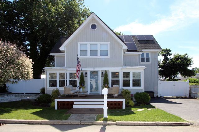 22 Maple St, Wareham, MA 02571