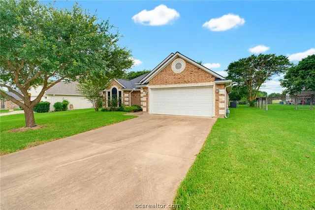 702 Woodson Dr, Caldwell, TX 77836