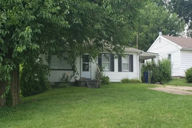 135 Bascom Dr, Saint Louis, MO 63135