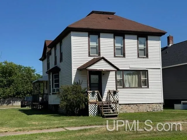 226 N  15th St, Escanaba, MI 49829