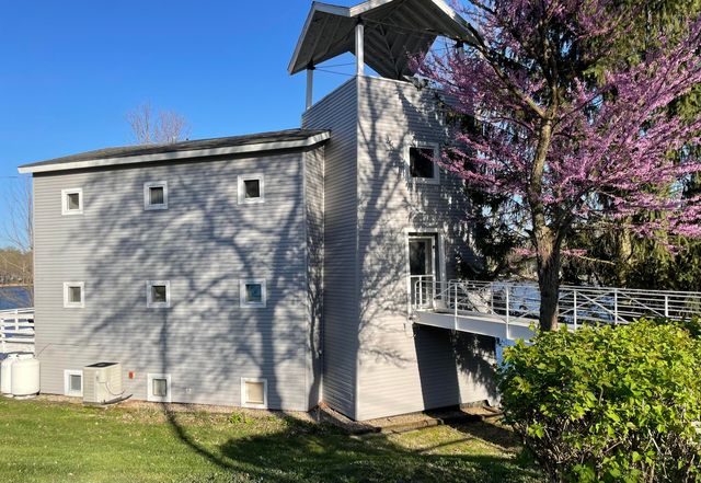 15657 Lakeview Dr, Buchanan, MI 49107
