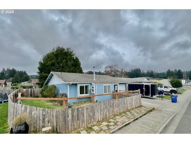 614 Ransom Ave, Brookings, OR 97415