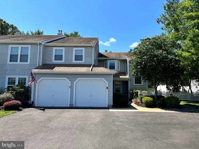 690 Rose Hollow Dr, Morrisville, PA 19067