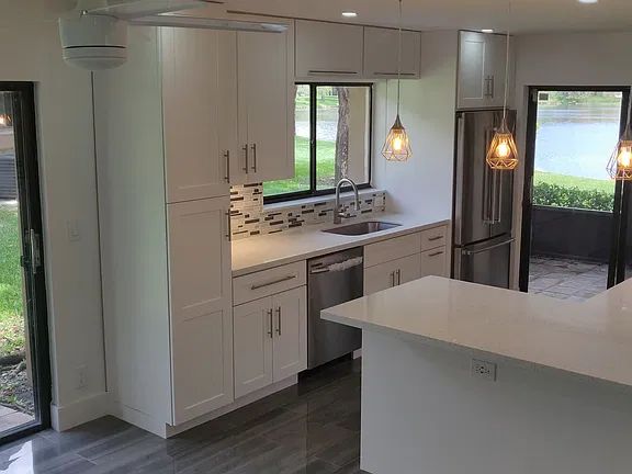 100 Wimbledon Lake Dr, Plantation, FL 33324