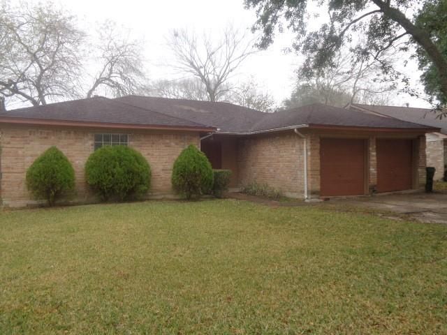 14022 Greenway Dr, Sugar Land, TX 77498
