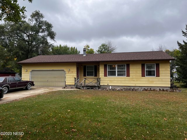 1207 4th Ave NW, Watertown, SD 57201