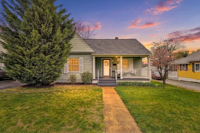 26 N  Bruffey St, Salem, VA 24153